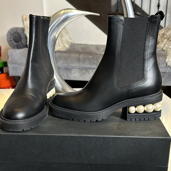 Nicholas Kirkwood

Leather Bead-Trim Chelsea Boots - Picture 2 of 6